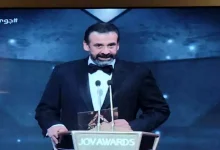 صورة كريم عبدالعزيز يسلم والده المخرج محمد عبدالعزيز تكريم Joy Awards 2025 في السعودية