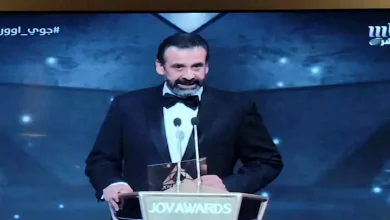 صورة كريم عبدالعزيز يسلم والده المخرج محمد عبدالعزيز تكريم Joy Awards 2025 في السعودية