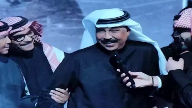 صورة مستندا على عكاز.. تكريم سفير الأغنية الخليجية عبدالله الرويشد بحضور محمد عبده في السعودية