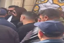 صورة بالفيديو.. لحظة لقاء أحمد العوضي وياسمين عبد العزيز في جنازة والدها بعد طلاقهما