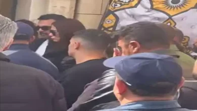 صورة بالفيديو.. لحظة لقاء أحمد العوضي وياسمين عبد العزيز في جنازة والدها بعد طلاقهما