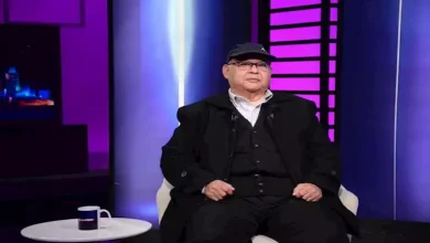 صورة “عادل إمام حلف بالطلاق”.. علاء زينهم ضيف برنامج “بالخط العريض” مع إيمان أبو طالب