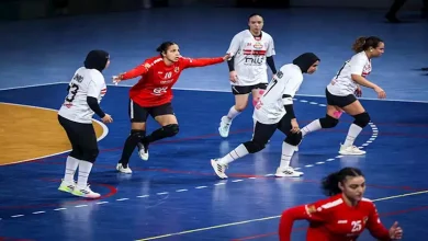 صورة لقطة إنسانية من لاعبتي الأهلي مع لاعبة الزمالك في ربع نهائي كأس مصر لليد (صورة)