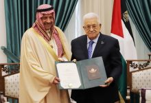 صورة الرئيس الفلسطيني يقلّد سفير المملكة غير المقيم وسام نجمة القدس  أخبار السعودية