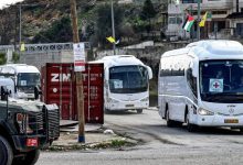 صورة | مراسل رؤيا: حافلات تقل أسرى فلسطينيين تغادر سجن عوفر غربي رام الله