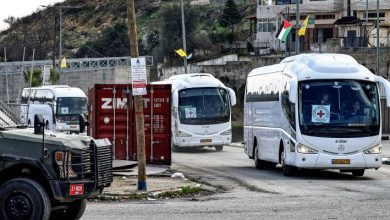 صورة | مراسل رؤيا: حافلات تقل أسرى فلسطينيين تغادر سجن عوفر غربي رام الله