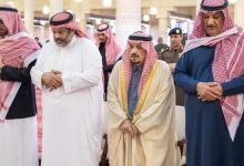 صورة أمير الرياض يؤدي صلاة الميت على والدة الأميرة فهدة بنت فهد بن خالد بن ناصر بن عبدالعزيز آل سعود