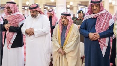 صورة أمير الرياض يؤدي صلاة الميت على والدة الأميرة فهدة بنت فهد بن خالد بن ناصر بن عبدالعزيز آل سعود