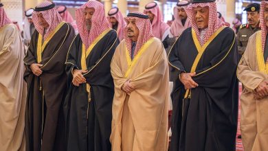 صورة أمير الرياض يؤدي صلاة الميت على الأميرة وطفاء بنت محمد آل عبدالرحمن آل سعود