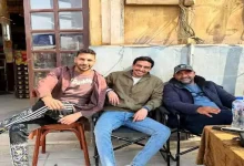 صورة حسن أبو الروس وأحمد غزي وإسلام خيري في كواليس مسلسل”قهوة المحطة”