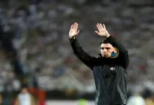 صورة عناق حار بين بن شرقي وعامل مهمات الزمالك قبل مباراة الأهلي