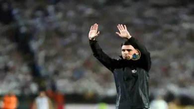 صورة عناق حار بين بن شرقي وعامل مهمات الزمالك قبل مباراة الأهلي