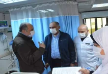 صورة وزير قطاع الأعمال يتفقد موقع حادث الخزان بشركة غزل المحلة ويزور المصابين الأربعة