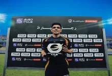 صورة أشرف بن شرقي يحصد جائزة أفضل لاعب بلقاء الأهلي والحرس