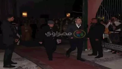 صورة أبطال مسلسل “حكيم باشا يواسون مصطفى شعبان في عزاء شقيقه (صور)