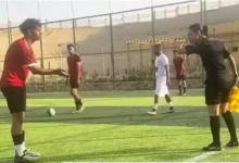 صورة “لاعب وحكمة”.. واقعة طريفة في الدرجة الثالثة تثير الجدل (فيديو)