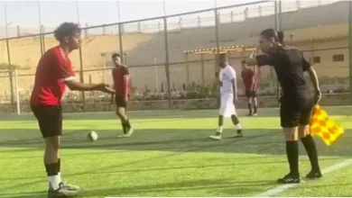 صورة “لاعب وحكمة”.. واقعة طريفة في الدرجة الثالثة تثير الجدل (فيديو)