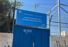 صورة اعتصام في مدرسة “الأونروا” في سلوان احتجاجا على إغلاق الاحتلال للمدرسة