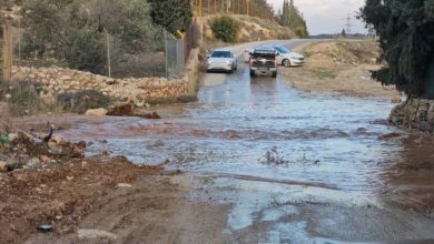 صورة | “رؤيا” ترصد لحظة وصول سيل مفاجئ قرب طريق المطار.. فيديو