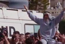 صورة حافلة الأسرى الفلسطينيين المحررين من سجن عوفر الاسرائيلي تصل رام الله