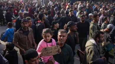 صورة مئات الفلسطينيين يتظاهرون في شمال قطاع غزة ويطالبون بوقف الحرب (صور وفيديو)