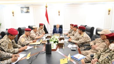 صورة عاجل: على وقع الضربات الامريكية ضد الحوثيين.. عقد اجتماع عسكري رفيع برئاسة العليمي حضرته قيادات كبيرة