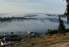 صورة | غيوم تكتسي تلال أم بطيمة وتضفي جمالًا على محافظة المفرق.. فيديو