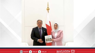 صورة وزيرة السياحة تستقبل الباحث عبدالكريم إسماعيل وتتسلّم إهداء كتابه “معارض البحرين.. إطلالة تاريخية”