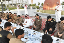 صورة محافظ جدة يشارك الإفطار الرمضاني مع قادة ومنسوبي القطاعات الأمنية