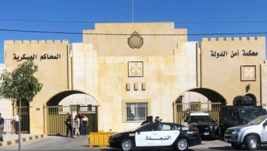صورة | “أمن الدولة” تصدر أحكامًا بالسجن 20 عامًا بحق 4 متهمين في قضايا حيازة متفجرات وأسلحة