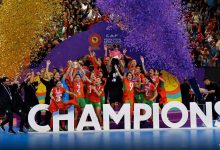 صورة الملك يهنئ أعضاء المنتخب الوطني لكرة القدم داخل القاعة للسیدات بمناسبة فوزه بكأس إفریقیا للأمم 2025
