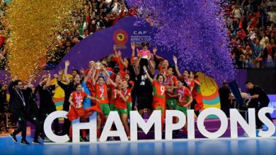 صورة الملك يهنئ أعضاء المنتخب الوطني لكرة القدم داخل القاعة للسیدات بمناسبة فوزه بكأس إفریقیا للأمم 2025