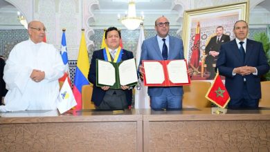 صورة التوقيع بالعيون على إعلان مشترك بين مجلس المستشارين وبرلمان الأنديز لتعزيز التعاون الثنائي