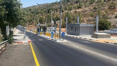 صورة “إسرائيل” تعمّق عزل الولجة: نقل الحاجز وحرمان الفلسطينيين من الأراضي