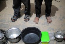 صورة الأمم المتحدة: أطفال غزة الجوعى يبحثون عن الطعام في أكوام القمامة