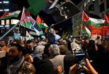 صورة متسابقون يطالبون باستبعاد هيئة البث الإسرائيلية من يوروفيجن واتهامها بالتواطؤ في إبادة غزة