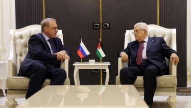 صورة عباس يبحث مع مبعوث بوتين الاعتراف بدولة فلسطين ووقف الإبادة في غزة