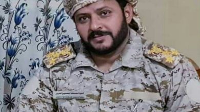 صورة عائلة الضابط اليمني المغدور به في مصر ''حسن بن جلال'' تعبر عن استيائها ورفضها الشديد للحكم الصادر بتخفيف عقوبة القاتل وتطالب بتحقيق العدالة (بيان)