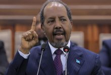 صورة رئيس الصومال يفضح علاقة الحوثيين بالتنظيمات الإرهابية في بلاده ويكشف معلومات استخباراتية خطيرة