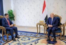صورة استدعاء بن مبارك إلى الرياض..  مصادر تكشف طبيعة الخلاف بين العليمي وبن مبارك ولماذا يصر الرئيس على إقالته وما مصير حكومته؟