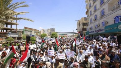 صورة حشود بشرية بمحافظة مأرب تطالب بتحرك دولي عاجل لوقف جرائم الاحتلال في غزة