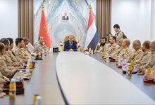 صورة الإرياني يزور ميدي ويعقد اجتماعًا بالقيادات العسكرية.. رسائل ومؤشرات