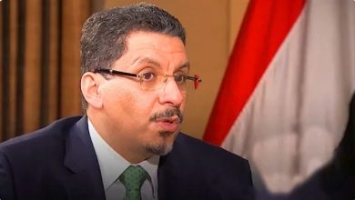 صورة أحمد بن مبارك يوجه ضربة موجعة للمجلس الرئاسي.. رئيس الوزراء يضع الرئاسة في وضع قانوني صعب .. تفاصيل