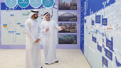 صورة حمدان بن محمد يطّلع على سير العمل في عدد من محاور الطرق الاستراتيجية