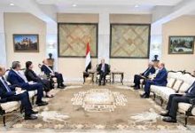صورة رئيس مجلس القيادة يتسلم دعوة من الرئيس العراقي لحضور مؤتمري القمة العربية العادية والاقتصادية [