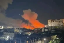 صورة غارات أمريكية عنيفة على صنعاء بعد إعلان الحوثي فرض حصار جوي على الاحتلال