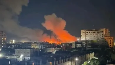 صورة غارات أمريكية عنيفة على صنعاء بعد إعلان الحوثي فرض حصار جوي على الاحتلال