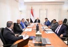 صورة بغياب عيدروس.. أول اجتماع لمجلس القيادة مع رئيس الحكومة الجديدة
