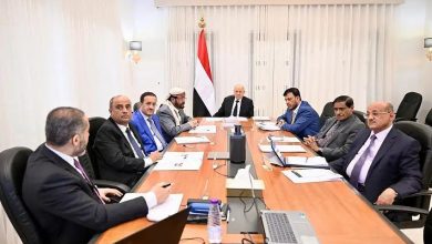 صورة بغياب عيدروس.. أول اجتماع لمجلس القيادة مع رئيس الحكومة الجديدة