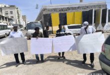 صورة مودعون يحاصرون البنك المركزي بعدن احتجاجاً على تجويعهم المالي وعدم صرف رواتبهم